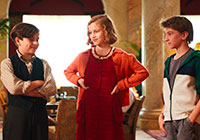 Georg, Hannah und Karli stehen im Hotel und reden miteinander