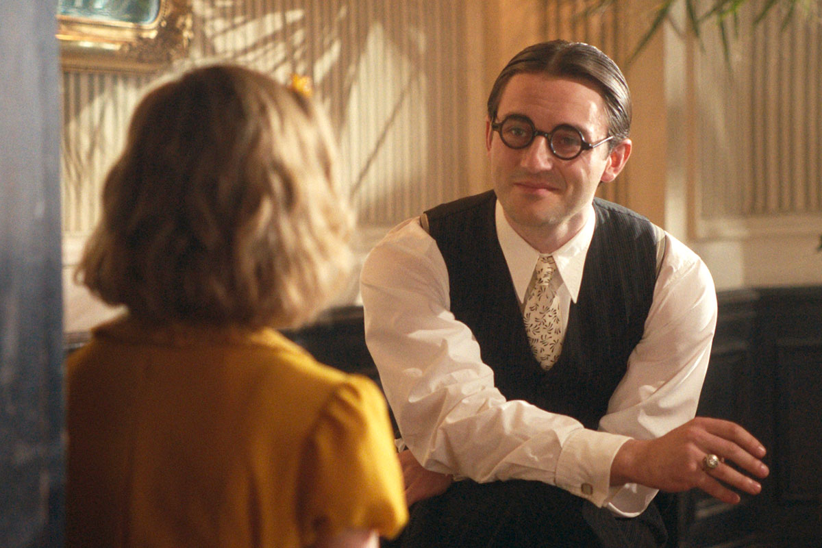 Hannah spricht mit dem Pianisten Bruno