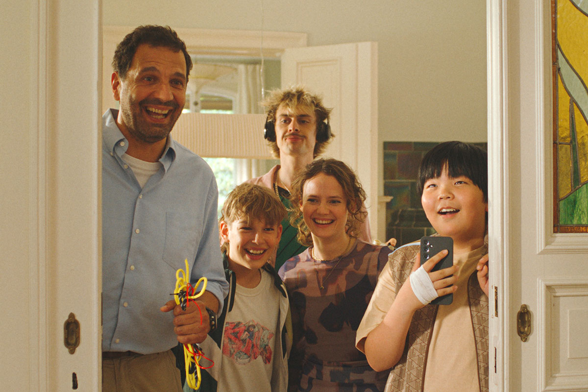 Lucas’ Vater, Lucas, Cora, Schaaf und Xi Zhōu stehen in der Zimmertür und lachen amüsiert