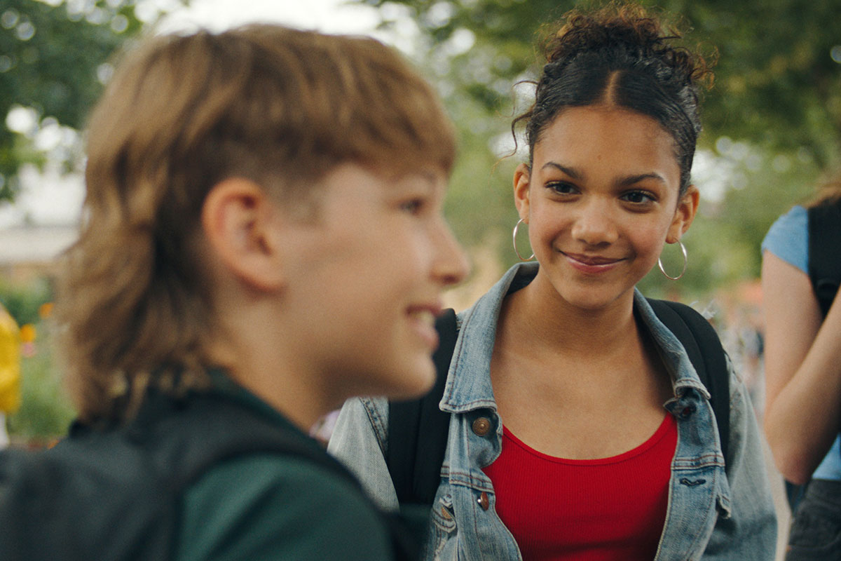 Charly sieht Lucas freundlich lächelnd an