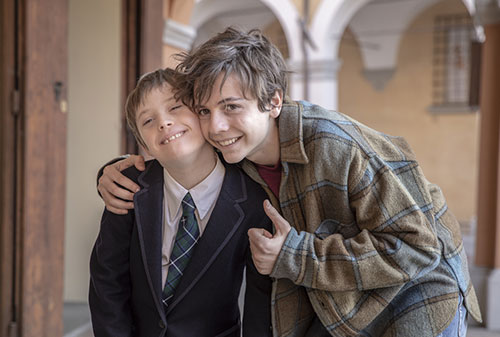 Die beiden Brüder umarmen sich