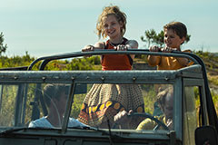 Sam und Tess fahren im Auto mit