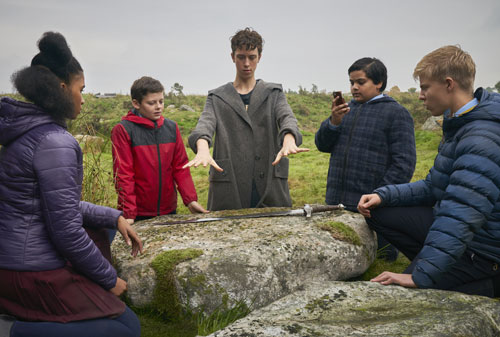 Wenn du König wärst: Merlin und die Jungen stehen an einem Felsen, auf dem das Schwert liegt