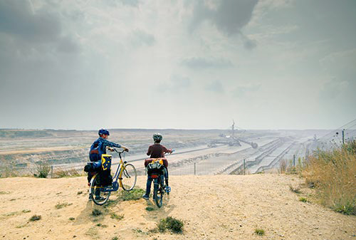 Zu weit weg: Ben und Tariq mit Fahrrädern sehen auf Braunkohlebagger